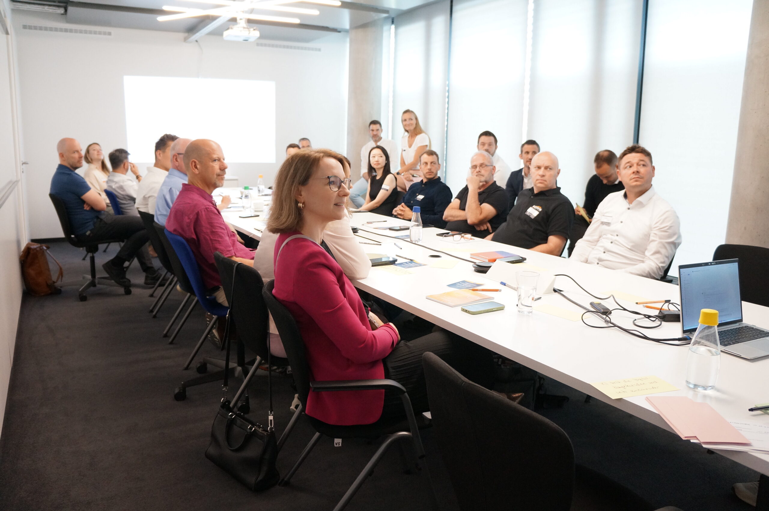 Teilnehmende bei einem gemeinsamen Workshop