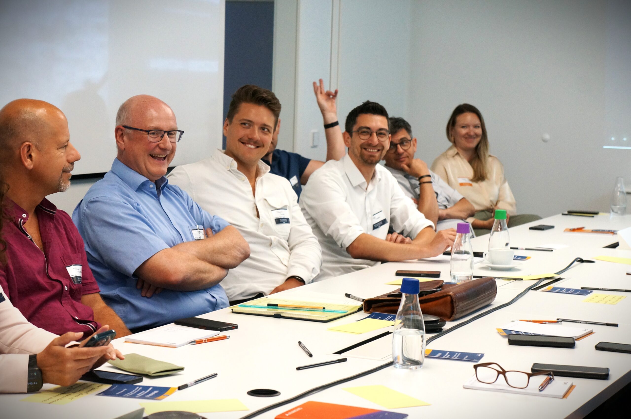 Teilnehmende beim gemeinsamen Arbeiten im Workshop